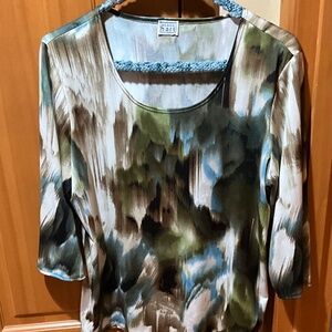 Lightweight polyester blouse. 3/4 sleeve